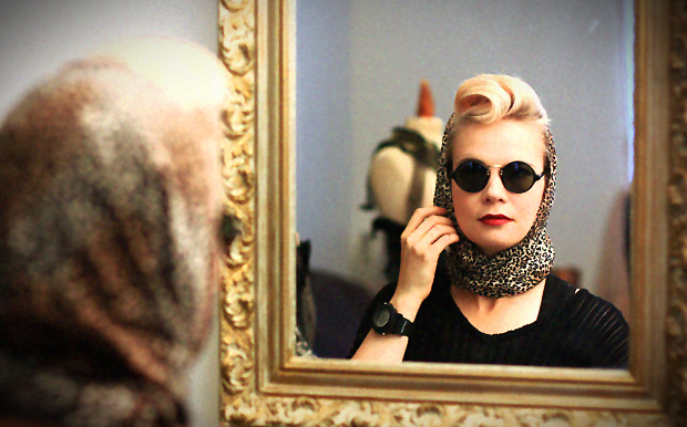 Bomb Girls -huivin sidontaa. Kuva: Siiri Huttunen, Yle Olotila Bomb Girls -huivin sidontaa. Kuva: Siiri Huttunen, Yle Olotila