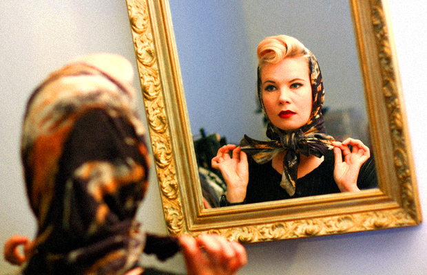 Bomb Girls -huivin sidontaa. Kuva: Siiri Huttunen, Yle Olotila Bomb Girls -huivin sidontaa. Kuva: Siiri Huttunen, Yle Olotila