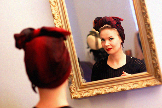 Bomb Girls -huivin sidontaa. Kuva: Siiri Huttunen, Yle Olotila Bomb Girls -huivin sidontaa. Kuva: Siiri Huttunen, Yle Olotila