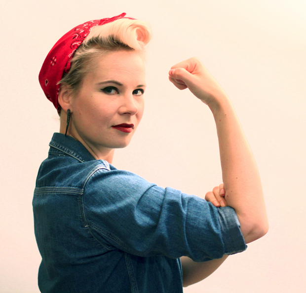 Bomb Girls -huivin sidontaa. Kuva: Siiri Huttunen, Yle Olotila Bomb Girls -huivin sidontaa. Kuva: Siiri Huttunen, Yle Olotila