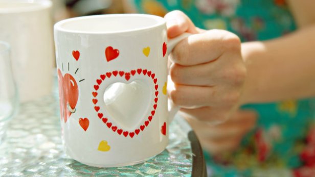 Hirvensarvia ja muita miehisiä sisustuskötöstyksiä . Kuva: Tero Kyllönen. Hirvensarvia ja muita miehisiä sisustuskötöstyksiä . Kuva: Tero Kyllönen.