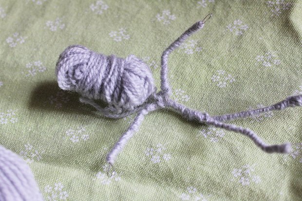 Nukkehahmo neulahuovuttamalla. Kuva: Yle Olotila, Ulla Vuorela. Nukkehahmo neulahuovuttamalla. Kuva: Yle Olotila, Ulla Vuorela.