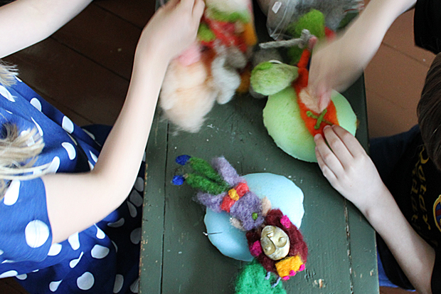 Nukkehahmo neulahuovuttamalla. Kuva: Yle Olotila, Ulla Vuorela. Nukkehahmo neulahuovuttamalla. Kuva: Yle Olotila, Ulla Vuorela.