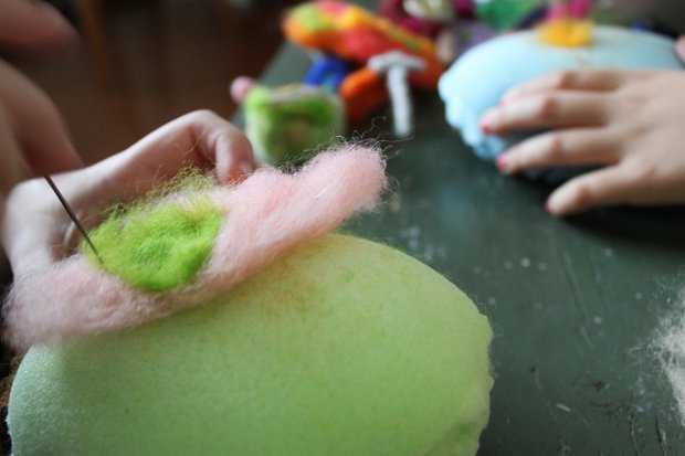 Nukkehahmo neulahuovuttamalla. Kuva: Yle Olotila, Ulla Vuorela. Nukkehahmo neulahuovuttamalla. Kuva: Yle Olotila, Ulla Vuorela.