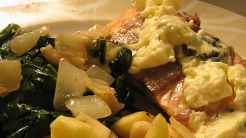 Pähkinäinen pinaatti-omenalisäke. Kuva: Anna Kosonen, Unelias kokki Pähkinäinen pinaatti-omenalisäke. Kuva: Anna Kosonen, Unelias kokki