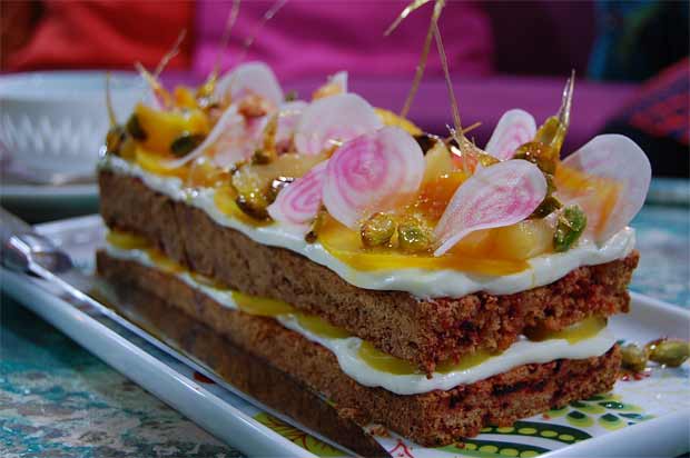 Strömsö: Punajuurikakku makean vuohenjuustokreemin ja pistaasipähkinöiden kera. Kuva: Yle, Strömsö Strömsö: Punajuurikakku makean vuohenjuustokreemin ja pistaasipähkinöiden kera. Kuva: Yle, Strömsö