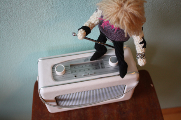 Mike rokkaa radiossa ja sen päällä