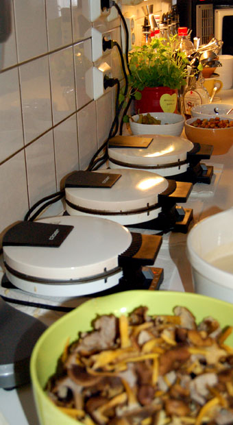 Vohveleita paistetaan kahvilassa kotiraudoilla Kuva:Sari Valto