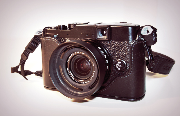 Fujifilm FinePix X10 nahkaisessa suojakotelossa. Kuva: Joonas Reijonen