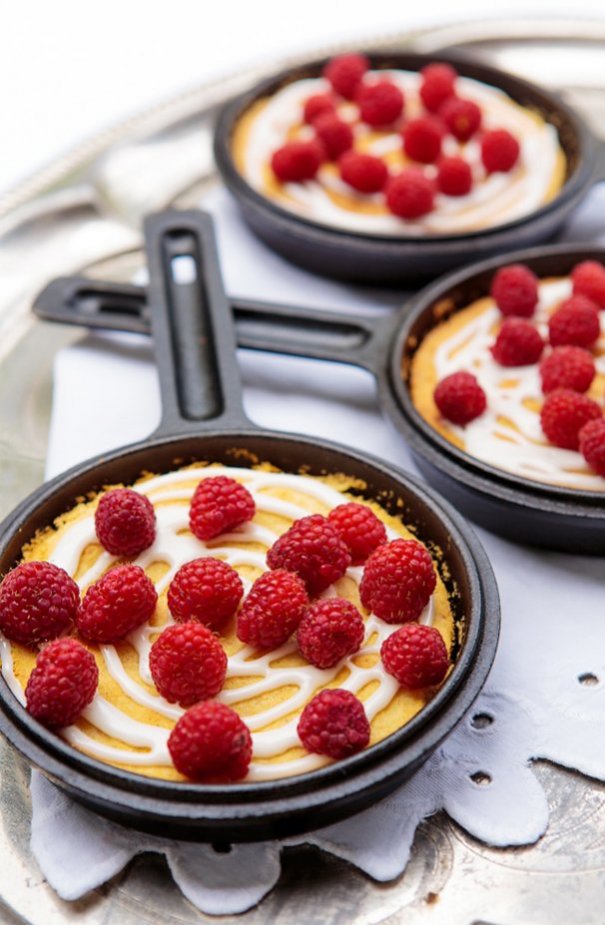 Runebergintorttu voi olla myös yksi iso leivonnainen. Kuva: Purtavaa Pohjolasta, Linus Lindholm