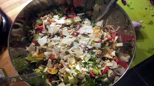 Kanasalaatti ja tomaatti-mozzarellapiirakka. Kuva: Yle Olotila, Anni Alatalo. Kanasalaatti ja tomaatti-mozzarellapiirakka. Kuva: Yle Olotila, Anni Alatalo.