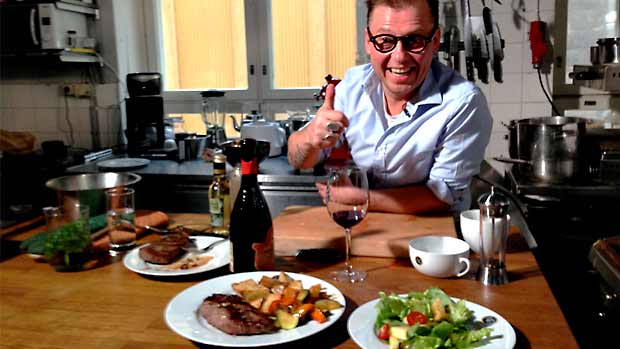 Voita ja Sokeria -resepti: Sami Saari - Isän marinadilla maustetut häränpihvit ja teriyakivihanneksia