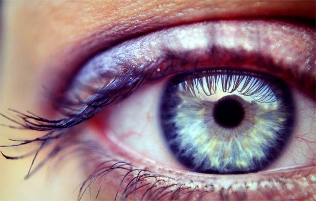 Silmien laserleikkaus jännittää. Kuva: L-O-L-A, Stock.xchng