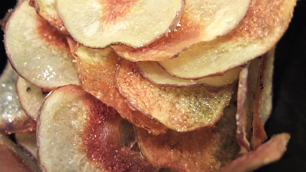 Sipsinhimo talttuu kotitekoisilla perunalastuilla. Kuva: Siiri Huttunen, Yle Olotila Sipsinhimo talttuu kotitekoisilla perunalastuilla. Kuva: Siiri Huttunen, Yle Olotila