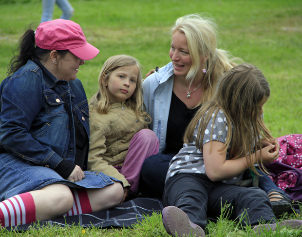 Sissipuutarhurit 5.7.2012 klo 19.30 TV2. Kuvat: Eero Liimatainen Sissipuutarhurit 5.7.2012 klo 19.30 TV2. Kuvat: Eero Liimatainen