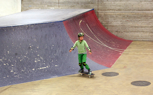 Ilta tyttöjen skeittivuorolla. Kuva: Siiri Huttunen