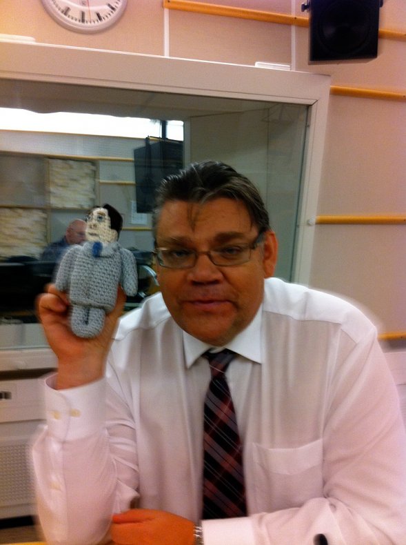 Timo-nukke oikean Timon kädessä