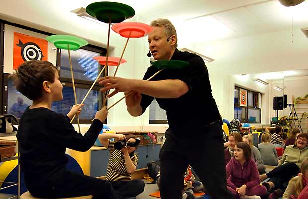 Taikuri Kaikkien lasten syntymäpäivillä Jaatinen ry:n tiloissa. Kuva: Marko Lönnqvist