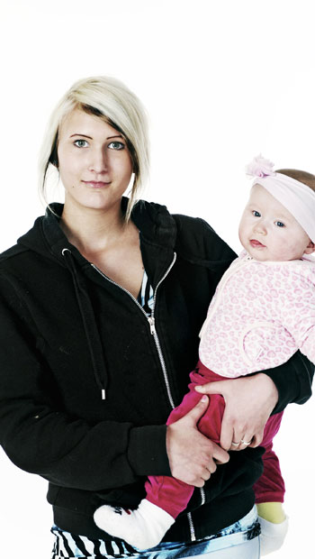 Teiniäidit-sarjan Tanja ja Oona Kuva:YLE Laura Pohjavirta Teiniäidit-sarjan Tanja ja Oona Kuva:YLE Laura Pohjavirta