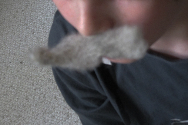 Nukkehahmo neulahuovuttamalla. Kuva: Yle Olotila, Ulla Vuorela. Nukkehahmo neulahuovuttamalla. Kuva: Yle Olotila, Ulla Vuorela.