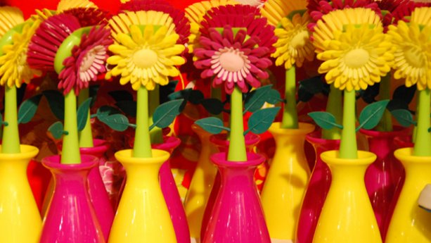 Nyt ostetaan kukkia äidille! Kuva: Yle Olotila, Anni Alatalo. Nyt ostetaan kukkia äidille! Kuva: Yle Olotila, Anni Alatalo.