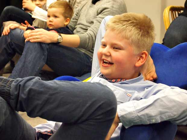 Ville Lönnqvist Kaikkien lasten syntymäpäivillä Jaatinen ry:n tiloissa. Kuva: Marko Lönnqvist