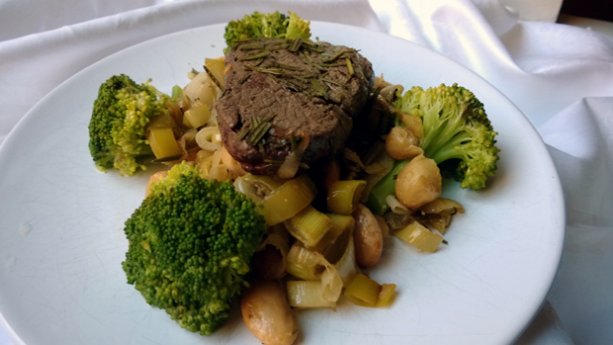 Makuuhuoneeseen kuhinaa ruualla. Kuva: Helena Lappeteläinen, Yleisradio