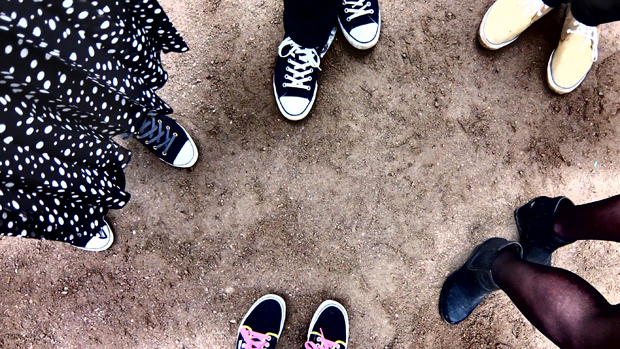 Pienillä eleillä autat yksinäistä ystävää. Kuva: Siiri Huttunen, Yle Olotila Pienillä eleillä autat yksinäistä ystävää. Kuva: Siiri Huttunen, Yle Olotila