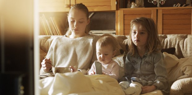 Tv-vinkki: Klaus Härön uusi Kaksi kotia - rakkauden yhdistämä, työn erottama. Kuva: Yle Tv-vinkki: Klaus Härön uusi Kaksi kotia - rakkauden yhdistämä, työn erottama. Kuva: Yle