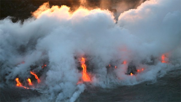 Havaijin Kilauea-tulivuori auringonnousun aikaan.