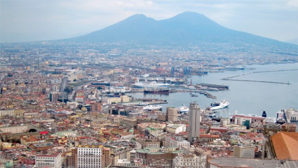  Camorran kotikaupunki Napoli, taustallaan Vesuvius.