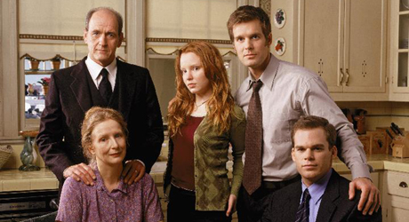 Mullana alla, Kuvassa takana Nathaniel Fisher (Richard Jenkins), Claire Fisher (Lauren Ambrose), Nate Fisher (Peter Krause),edess vas. Ruth Fisher (Frances Conroy)ja David Fisher (Michael C. Hall)., YLE