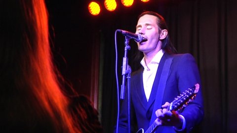 Lauri Tähkä esitti soololevynsä lauluja levyn ennakkokuuntelukiertueella Seinäjoella. 