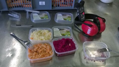 Avattuja kaalirasioita, kuulosuojaimet ja radionauhuri.