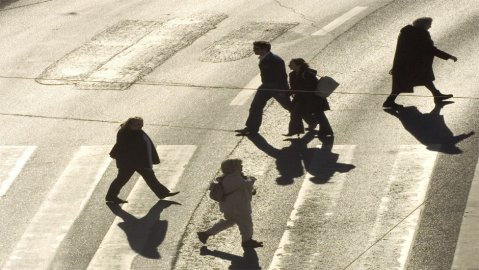 Ihmisiä suojatiellä ylittämässä katua