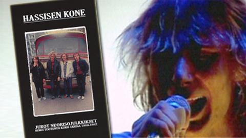 Ismo Alanko laulaa mikrofoniin ja Hassisen Kone -kokoelma.