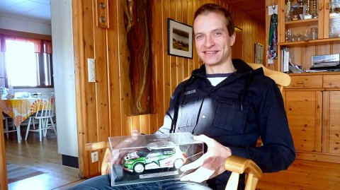 Ralliautoilija Juho Hänninen kotikiikkustuolissa