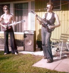 Hempan (vas.) kanssa tässä tapaillaan Beatlesia, Hurriganesia, CCR:ää. Vaan ei meistä kyllä tainnut soittajia koskaan tulla! - Kuvan lähetti Sepi