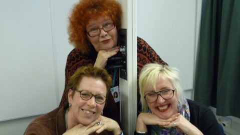 Musiikinopettaja ja laulaja Monna Kamu, musiikkituottaja Kirsi Väänänen ja juontaja Olga K