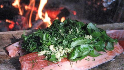 Halstrattavien lohifileiden väliin laitettiin runsaasti tilliä, basilikaa ja muita yrttejä. 