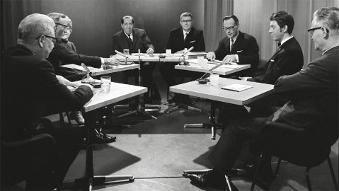 Pääministerin haastattelutunti vuonna 1968. Kuvassa vasemmalta: Toimittaja Reijo Enävaara, Suomen uutiset. Päätoimittaja Helge Halsti, Polttopiste. Toimittaja Kerttu Kauniskangas, Kansan uutiset. Pääministeri Rafael Paasio ja hänen sihteerinsä Jaakko
Turkka. Puheenjohtajana Niilo Ihamäki.
Päätoimittaja Mauno Pelkonen, Hämeen kansa ja päätoimittaja Esko Saarinen, Kaleva.