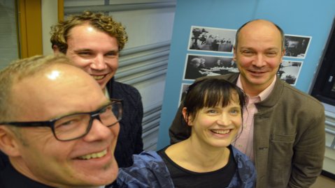 Barack Obaman innoittamana myös Taustapeilin Pyöreä pöytä otti itsestään selfien.