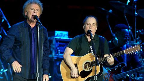 Paul Simon ja Art Garfunkel esiintymässä Roomassa. 