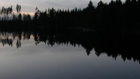 Ilta hämärtää maiseman Nastolan Luhtlammella ja muuttuu samalla siniseksi ja nyt Sininen hiljaisuus voi alkaa.
