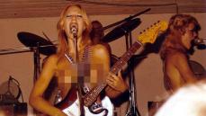 Nämä tyttöset muistaakseni olivat tanskalaisia. Soittivat rokkia. Kuva otettu 1976 Kokemäen Kauvatsan Vähtärin tanssipaikalla, joka purettiin muutama vuosi sitten.