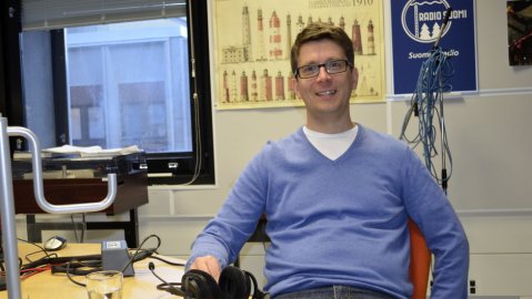 Viestinnän tukimuskeskuksen tutkija  Janne Matikainen Radio Suomen studiossa.