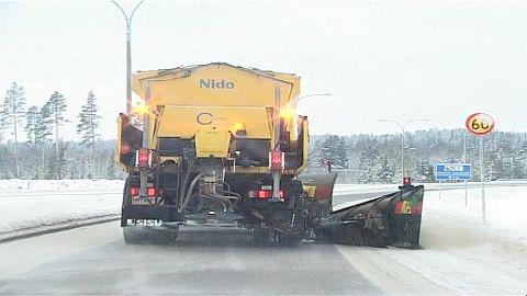 aura-auto suolaa talvista tietä