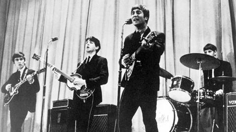 The Beatles esiintyy.