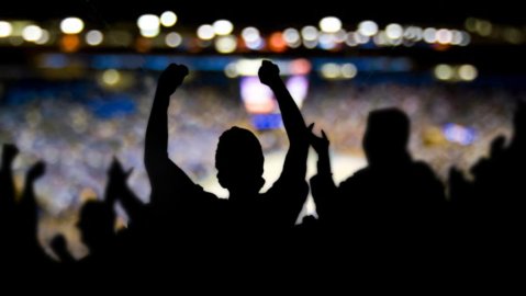 Urheilutapahtuman yleisöä.