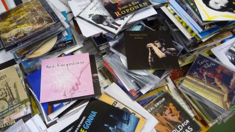 Levylautakunnan uutuuslevyjen pinoja